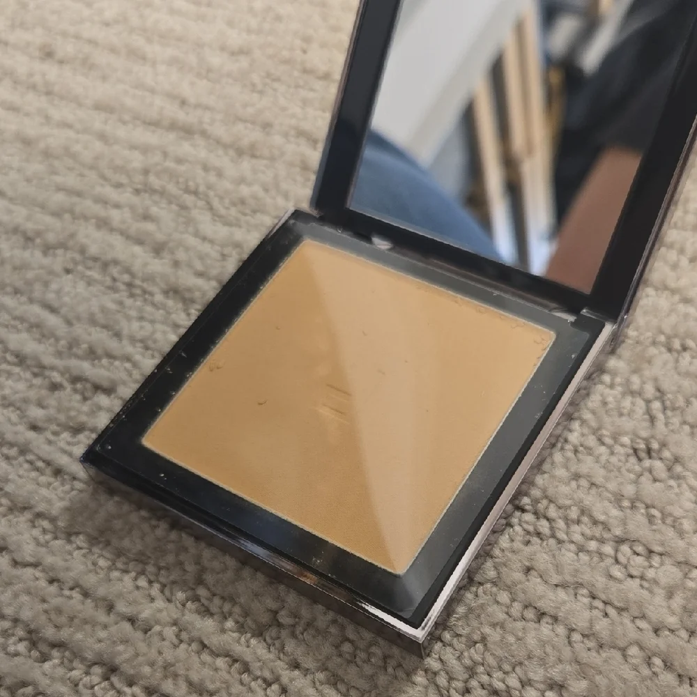NWOT Doucce Cache Creme Powder Foundation YL3